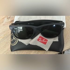 Ray-ban Matte black Wayfarer Polarized Sunglasses